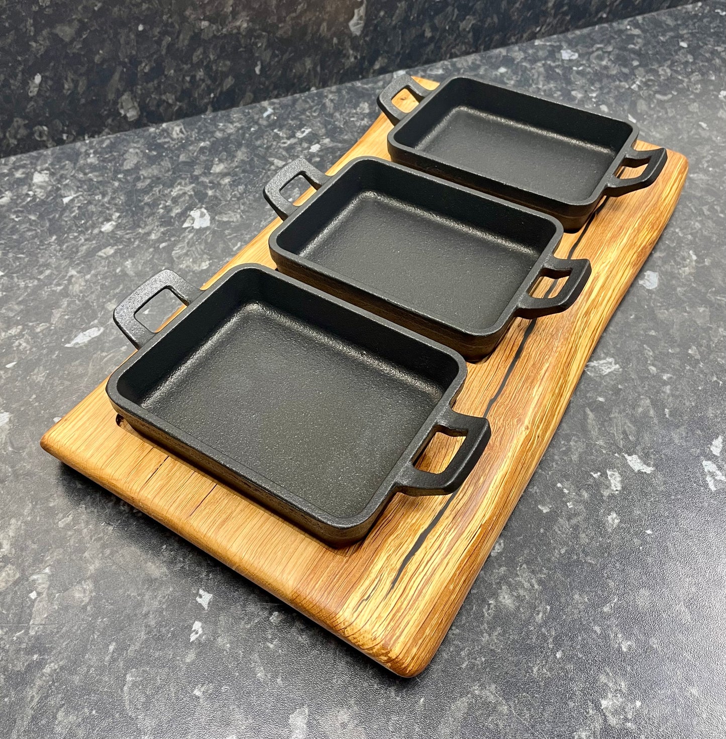 Serving board with 3 cast iron skillets (3Sk-1152)