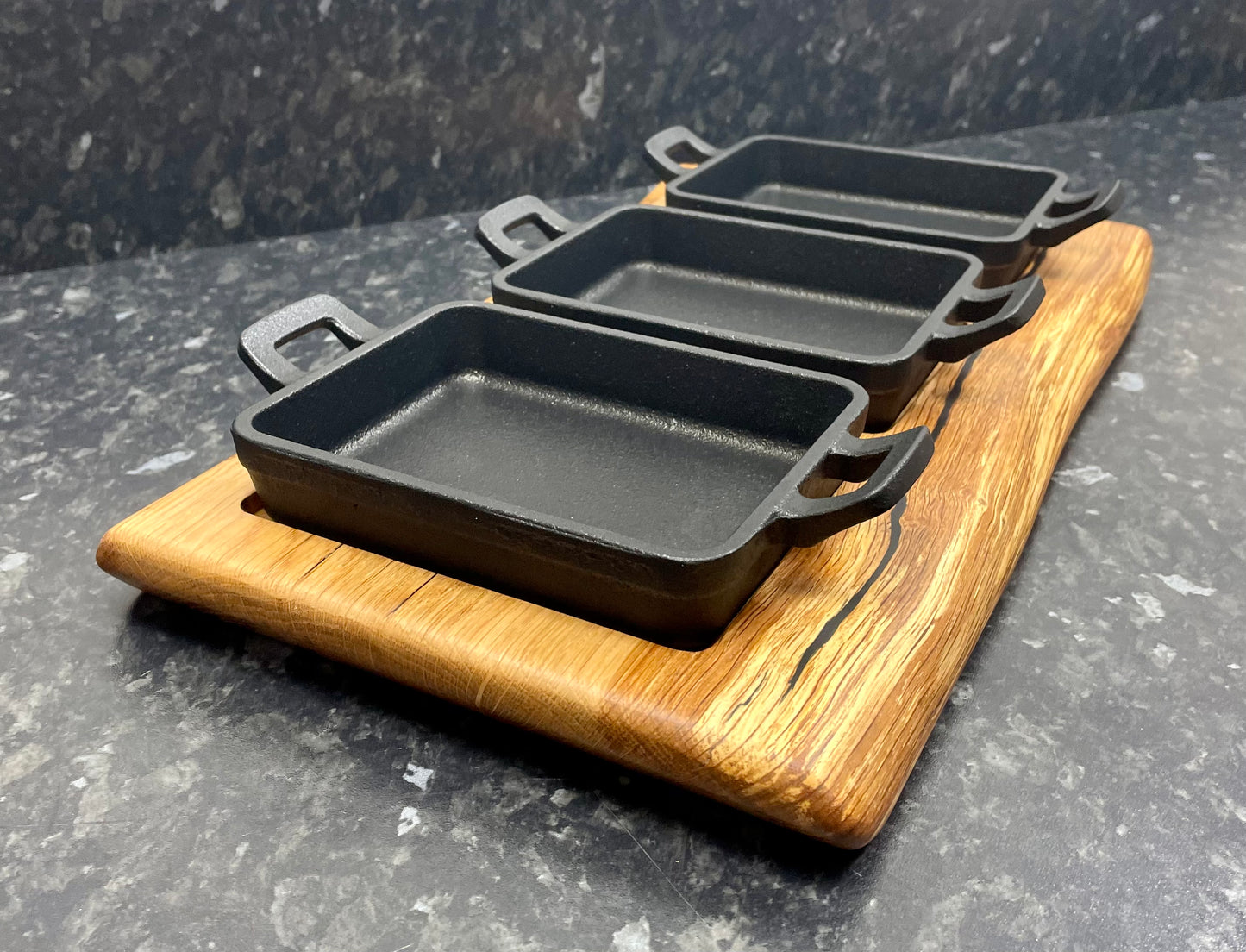 Serving board with 3 cast iron skillets (3Sk-1152)